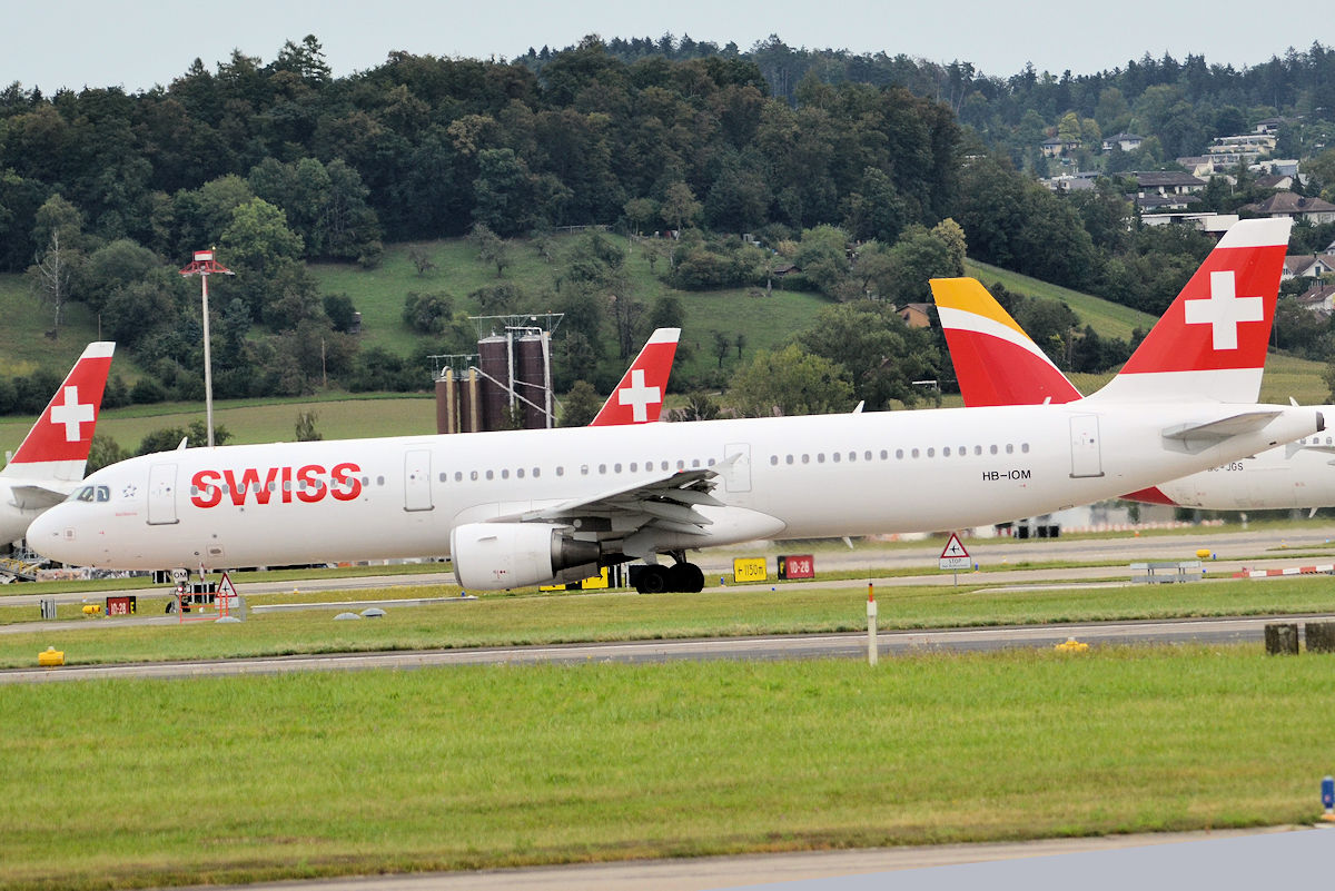 HB-IOM/HBIOM Swiss International Air Lines Airbus A321-212 Photo by Warthog1 - AVSpotters.com