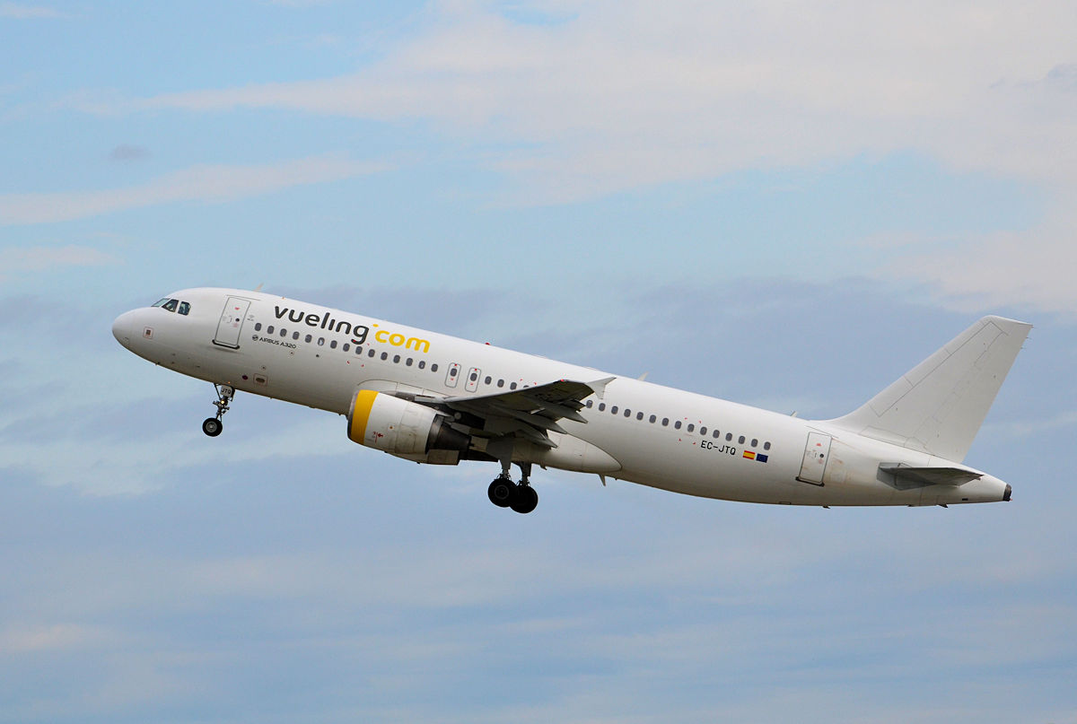 EC-JTQ/ECJTQ Vueling Airlines Airbus A320-214 Photo by Warthog1 - AVSpotters.com