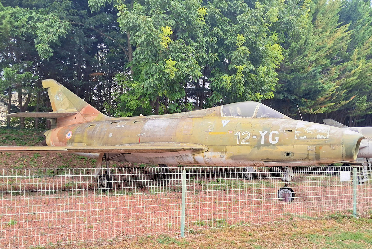 69/69 French Air Force Dassault Super Mystere B.2 Photo by Warthog1 - AVSpotters.com